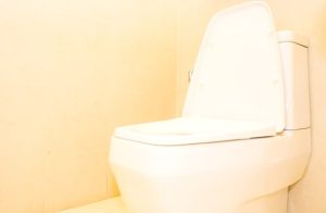 How can a toilet cistern be replaced