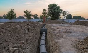 What is the cost difference between traditional and trenchless pipe repair?